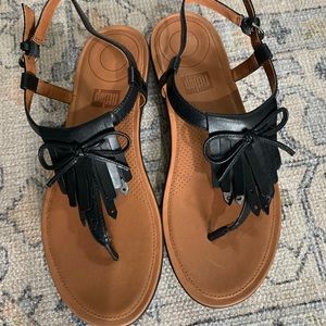 Fitflop t-strap black leather sandals. Womens 7.